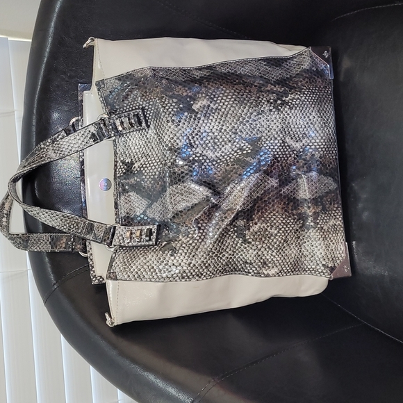 ❤Simply Vera Wang Large Faux Snakeskin Tote Purse❤ - Picture 1 of 16